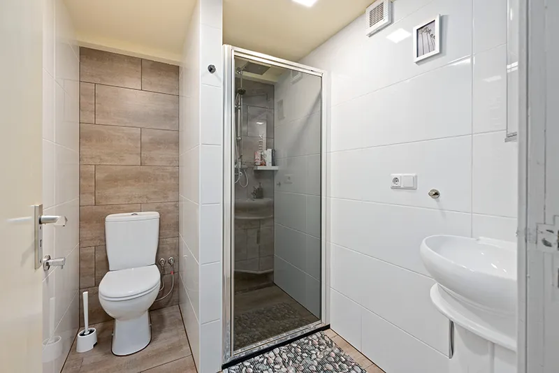 Combined shower and toilet - Bathrooms of all sizes