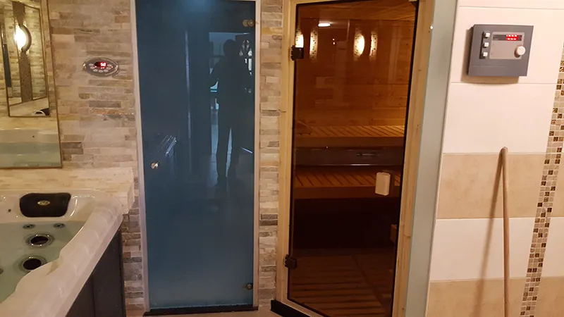 Plumbing rooms - Spa and sauna in large bathroom